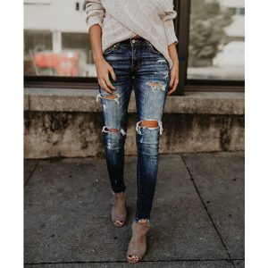 Women's pierced feet, mid-rise jeans